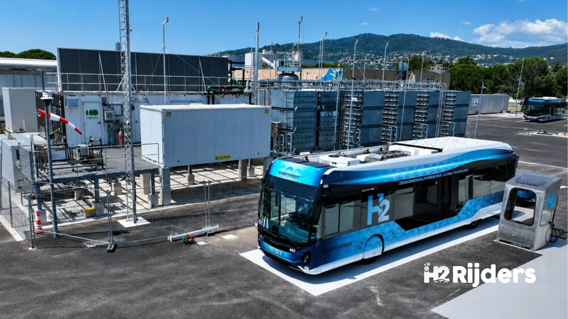 Cannes zet eerste waterstofbussen in op stadsnet — getankt met waterstof uit gezuiverd afvalwater